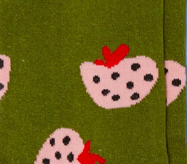 Dettaglio delle fragole rosa dei calzini "Gusto fragola" su fondo verde oliva da donna di Arturo Stories.