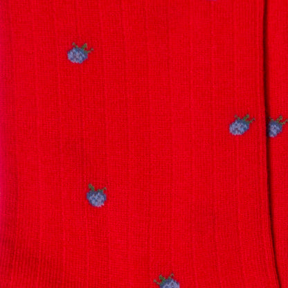 Dettaglio delle fragole blu ricamate sui calzini a costine rossi da donna di Arturo Stories.