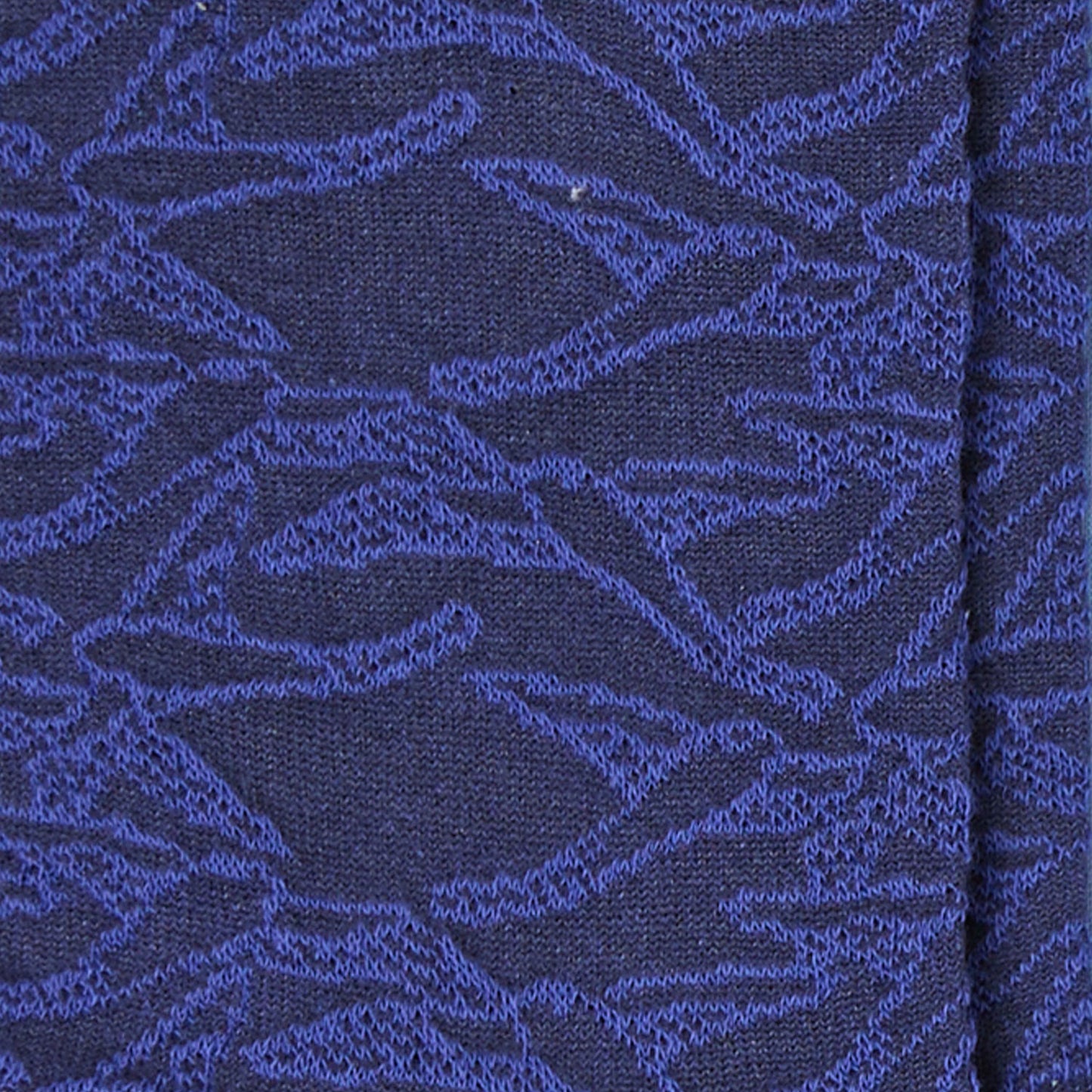 Dettaglio dei calzini "In volo" ricamati con uccellini blu da donna di Arturo Stories.
