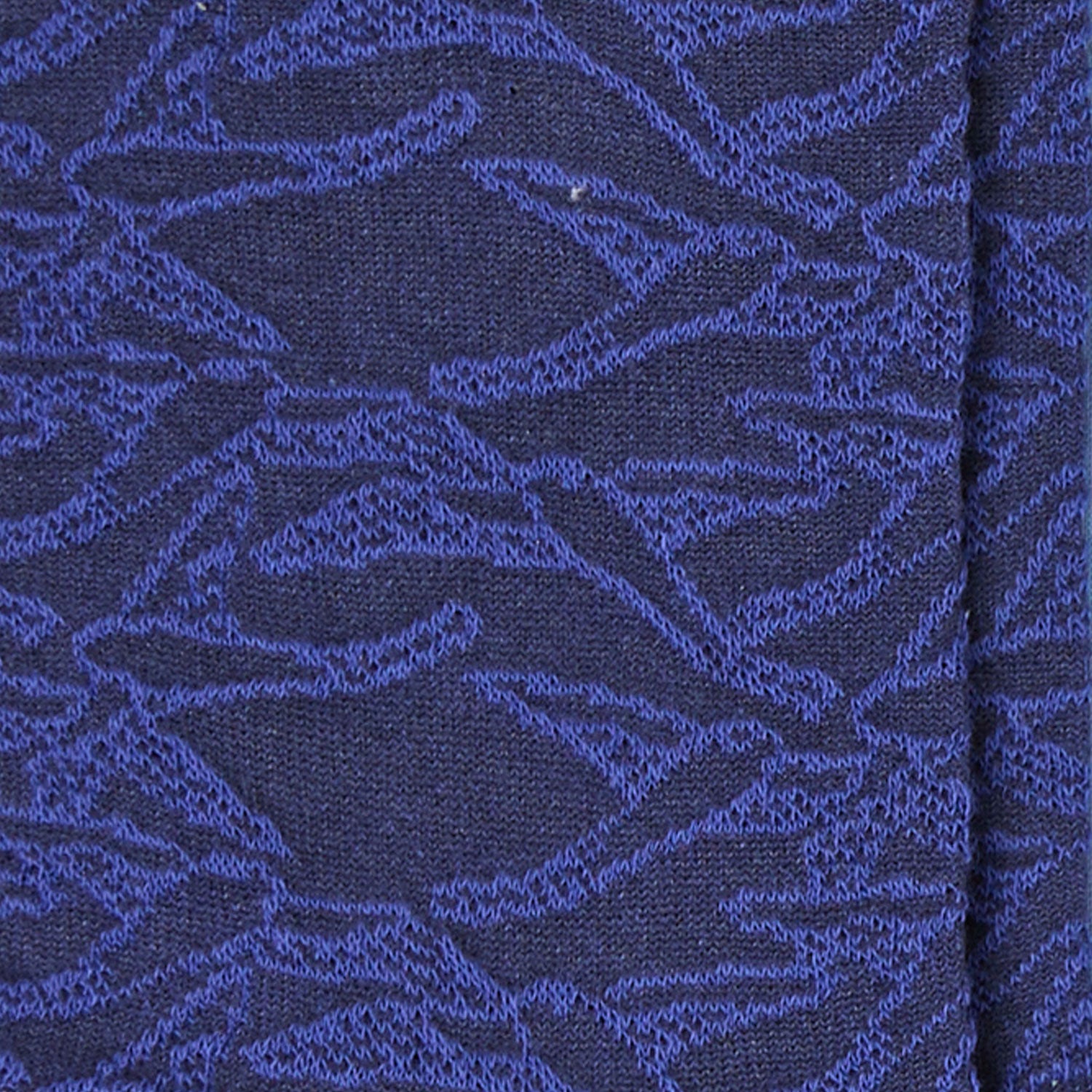 Dettaglio dei calzini "In volo" ricamati con uccellini blu da donna di Arturo Stories.
