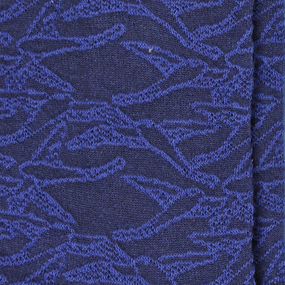 Dettaglio dei calzini "In volo" ricamati con uccellini blu da donna di Arturo Stories.
