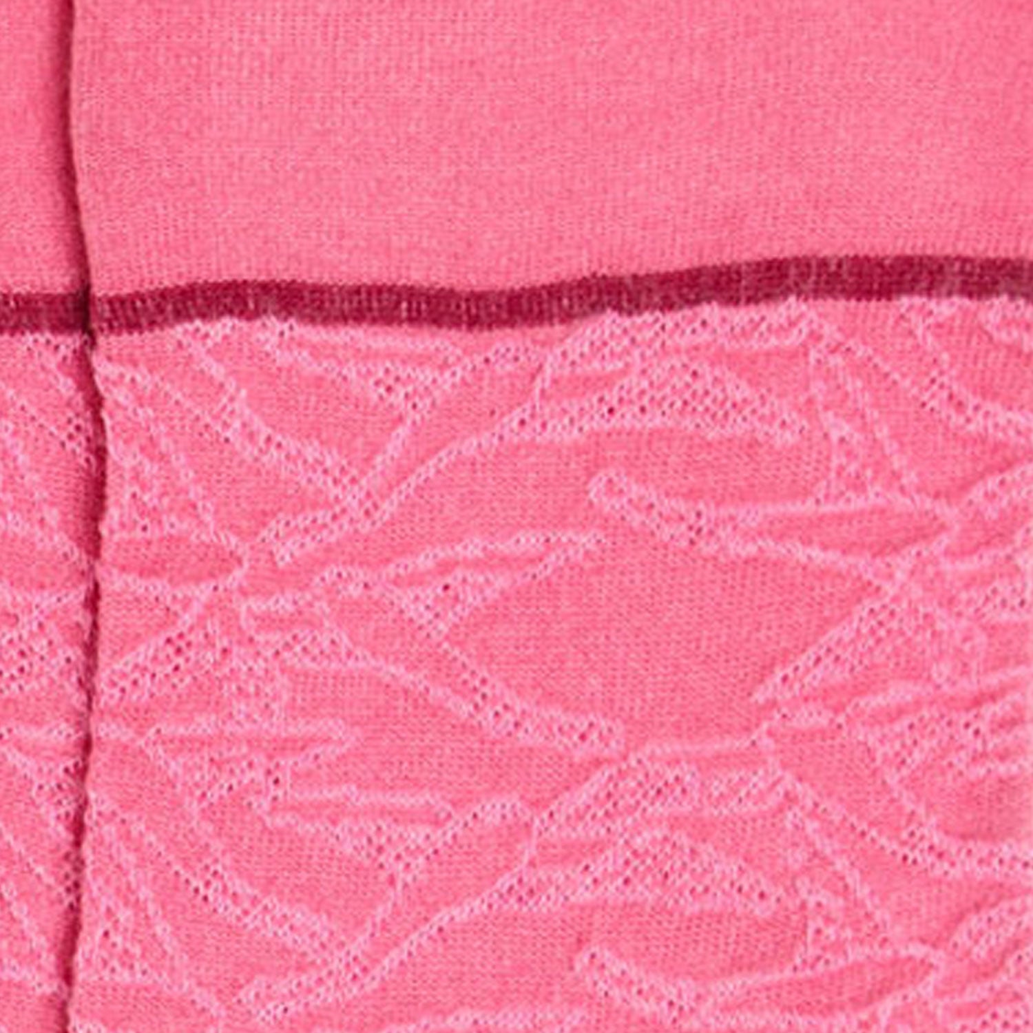 Dettaglio dei calzini "In volo" ricamati con uccellini rosa da donna di Arturo Stories.