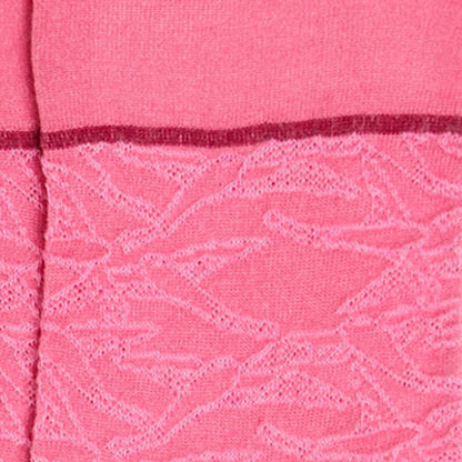 Dettaglio dei calzini "In volo" ricamati con uccellini rosa da donna di Arturo Stories.