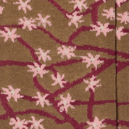 Dettaglio dei calzini con fantasia floreale da donna giallo senape di Arturo Stories.
