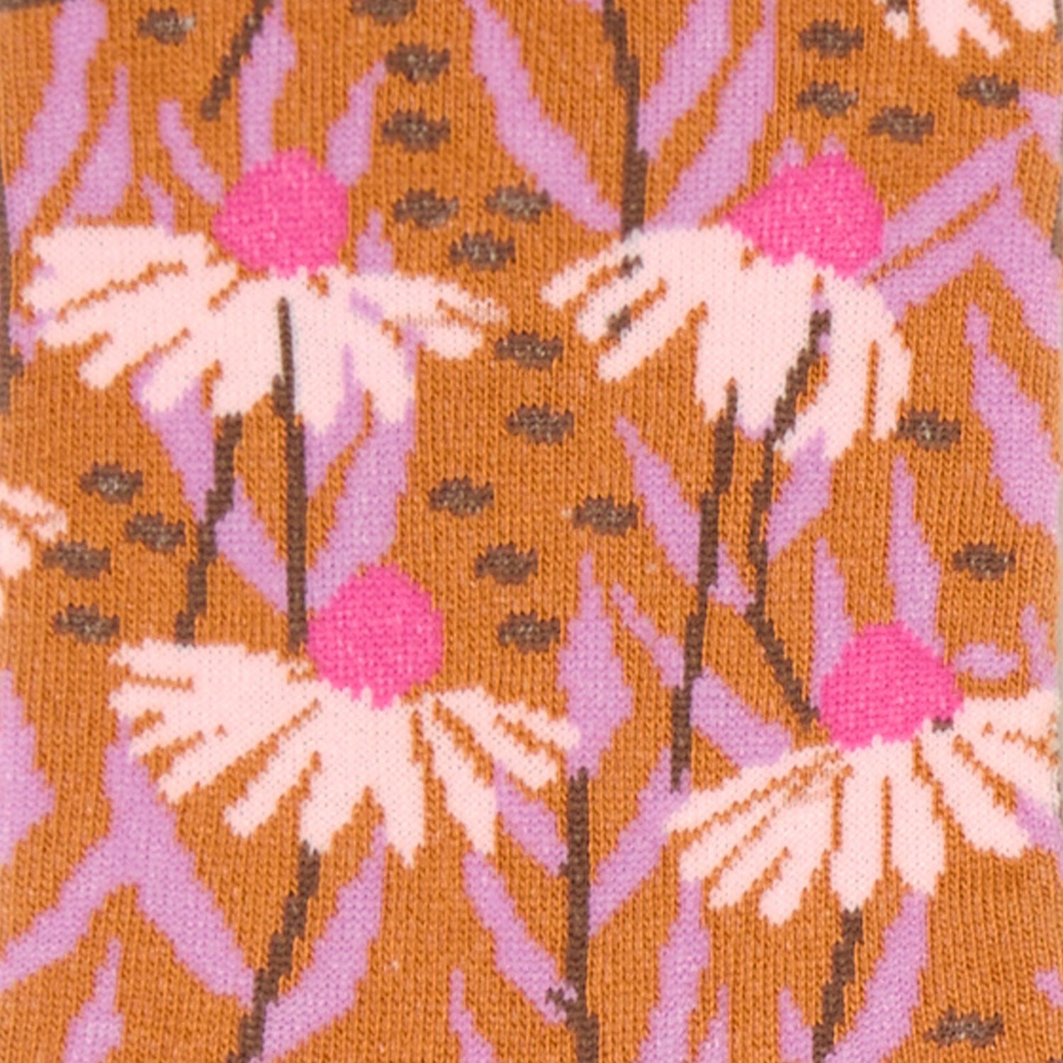 Dettaglio dei calzini con margherite giallo senape da donna di Arturo Stories.