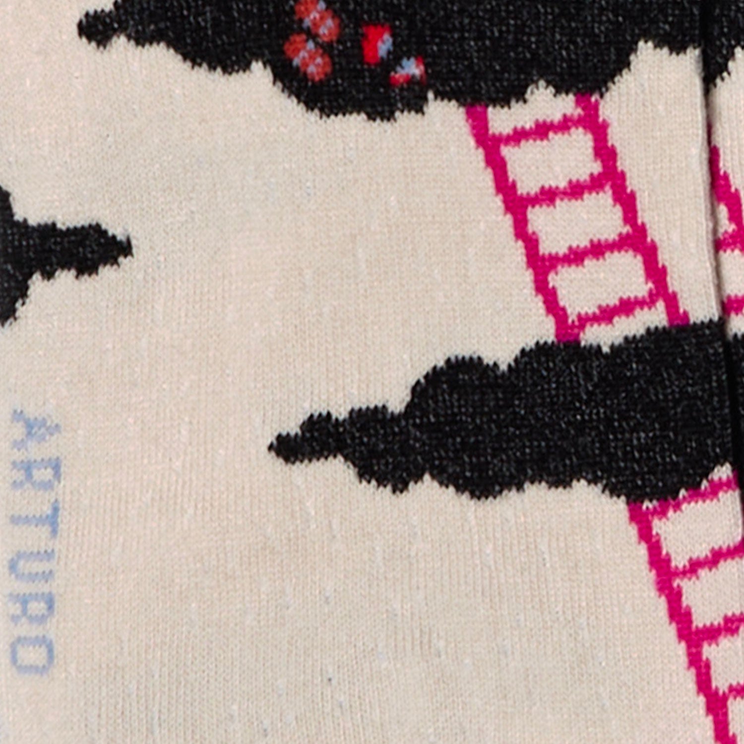 Dettaglio dei calzini con fantasia nuvole grigio perla da donna di Arturo Stories.