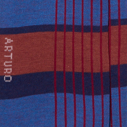 Dettaglio dei calzini "Organetto" a righe blu da uomo di Arturo Stories. Con righe orizzontali marroni e celesti, righe verticali rosse.