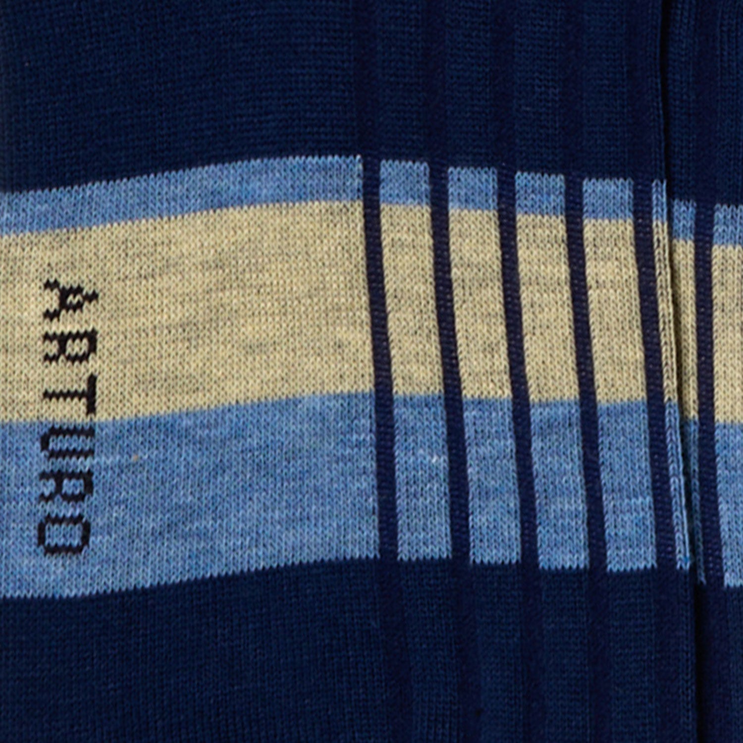 Dettaglio dei calzini "Organetto" color celeste cielo da uomo. Con righe orizzontali gialle, blu e celesti, righe verticali blu.