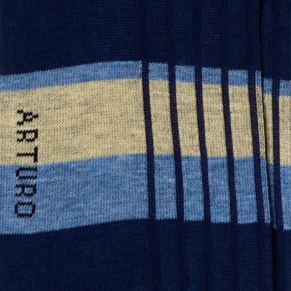 Dettaglio dei calzini "Organetto" color celeste cielo da uomo. Con righe orizzontali gialle, blu e celesti, righe verticali blu.