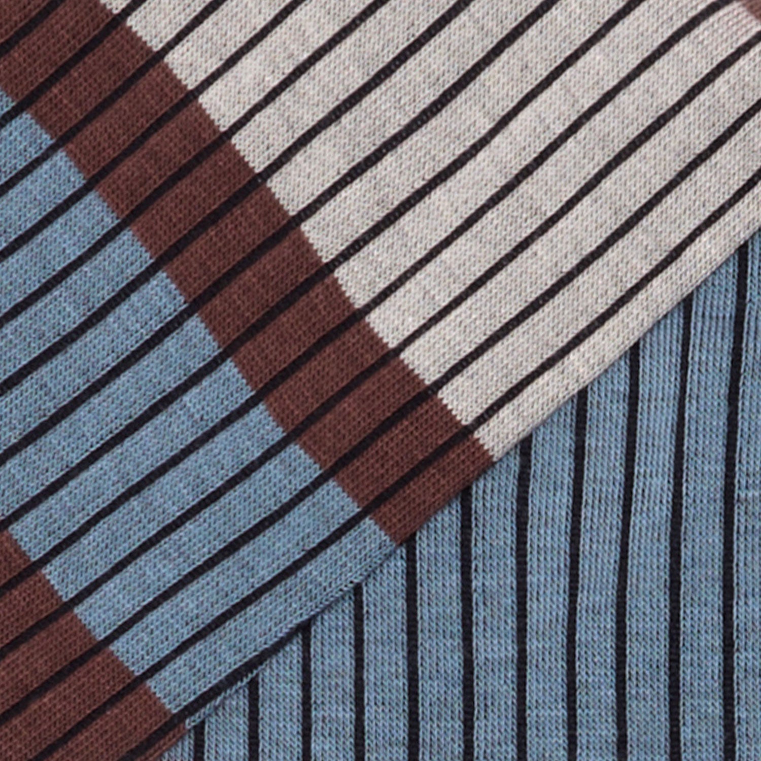 Dettaglio dei calzini "Organetto" a righe color marrone cacao da uomo di Arturo Stories. Con righe orizzontali marroni, bianche, celesti e righe verticali nere.