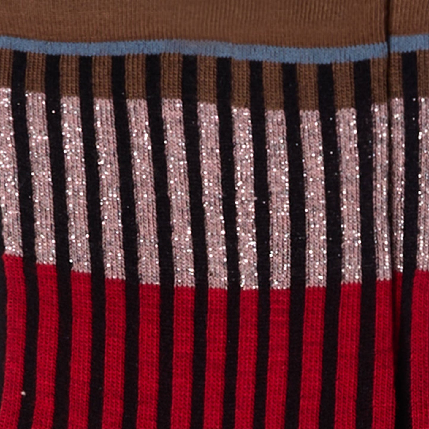 Dettaglio dei calzini "Organetto" a righe marroni, rosa lurex e rosso da donna di Arturo Stories. 