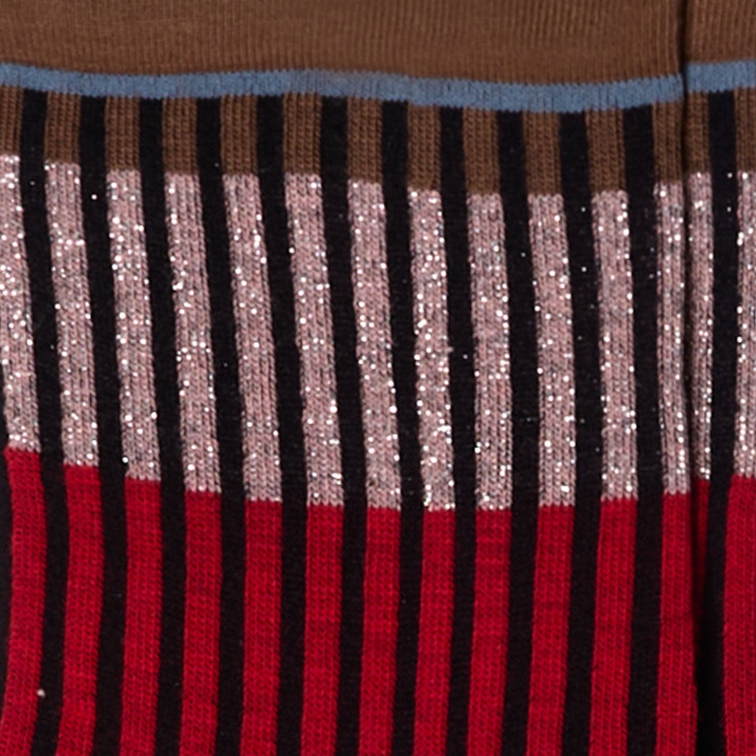 Dettaglio dei calzini "Organetto" a righe marroni, rosa lurex e rosso da donna di Arturo Stories. 