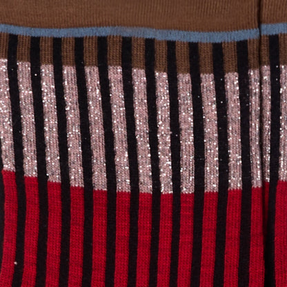 Dettaglio dei calzini "Organetto" a righe marroni, rosa lurex e rosso da donna di Arturo Stories. 