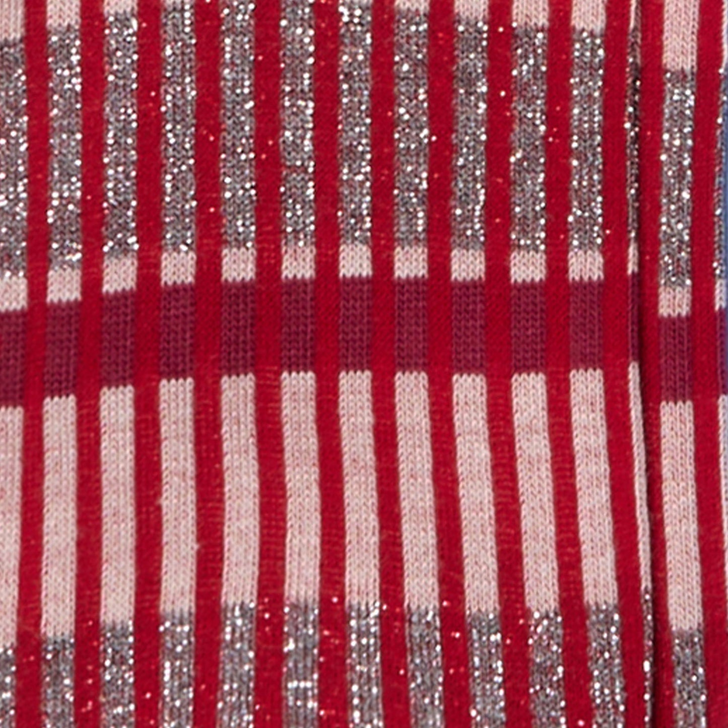 Dettaglio dei calzini "Organetto" a righe rubino, grigio lurex e panna, da donna di Arturo Stories. 