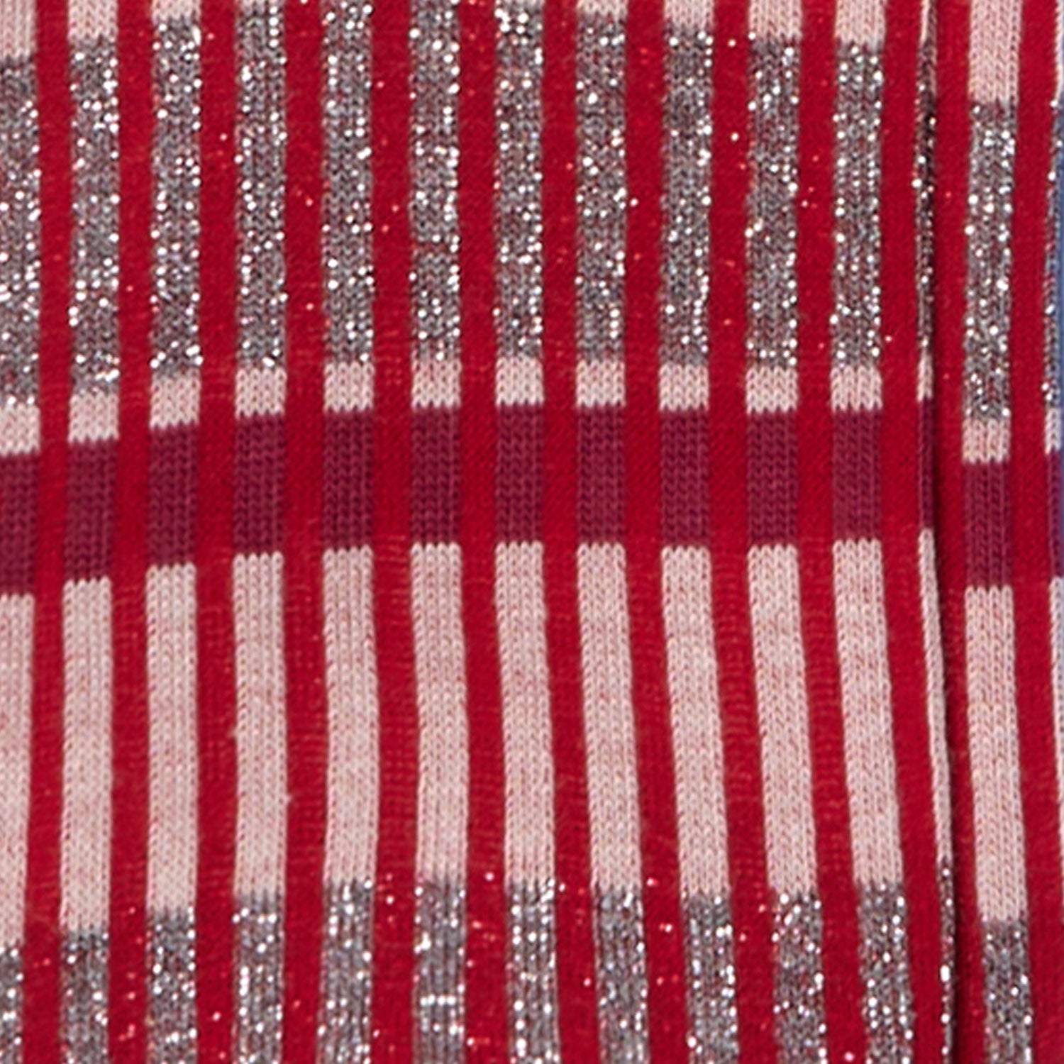 Dettaglio dei calzini "Organetto" a righe rubino, grigio lurex e panna, da donna di Arturo Stories. 