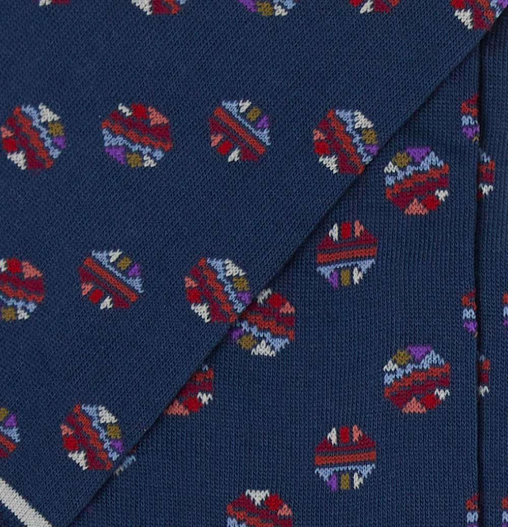 Dettaglio dei palloni colorati dei calzini fantasia blu da uomo di Arturo Stories.