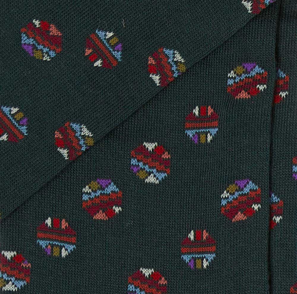 Dettaglio dei palloni colorati sui calzini fantasia color verde bosco da uomo di Arturo Stories.