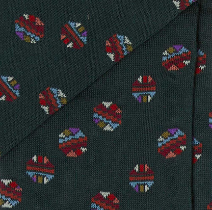 Dettaglio dei palloni colorati sui calzini fantasia color verde bosco da uomo di Arturo Stories.