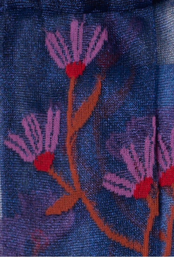 Dettaglio di fiori ricamati su calzini velati blu notte da donna di Arturo Stories.