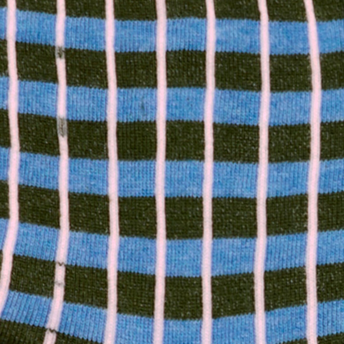 Dettaglio dei calzini corti a righe orizzontali celesti e oliva da donna di Arturo Stories.