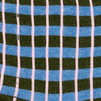 Dettaglio dei calzini corti a righe orizzontali celesti e oliva da donna di Arturo Stories.