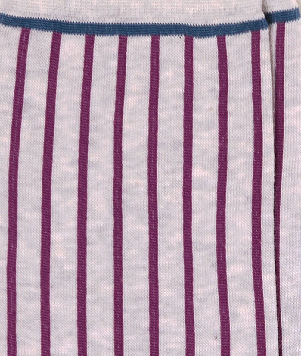 Dettaglio dei calzini "Riga dritto" corti da uomo di Arturo Stories. Fantasia a righe verticali viola su fondo grigio chiaro.