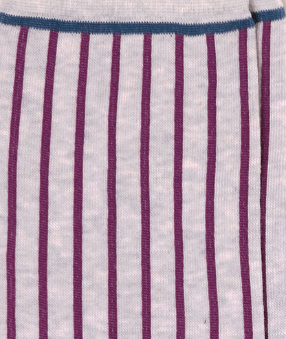 Dettaglio dei calzini "Riga dritto" corti da uomo di Arturo Stories. Fantasia a righe verticali viola su fondo grigio chiaro.
