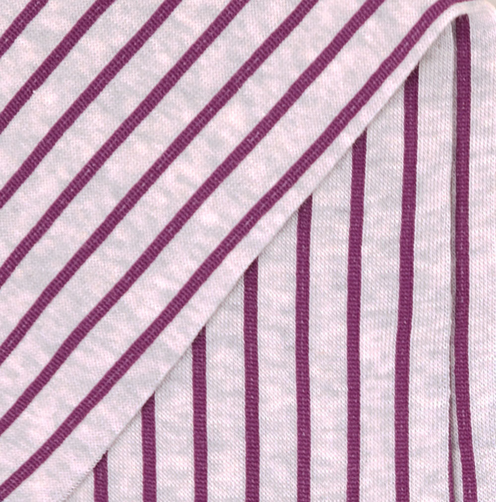 Dettaglio dei calzini "Riga dritto" lunghi da uomo di Arturo Stories. Fantasia a righe verticali viola su fondo grigio chiaro.