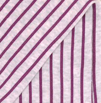 Dettaglio dei calzini "Riga dritto" lunghi da uomo di Arturo Stories. Fantasia a righe verticali viola su fondo grigio chiaro.