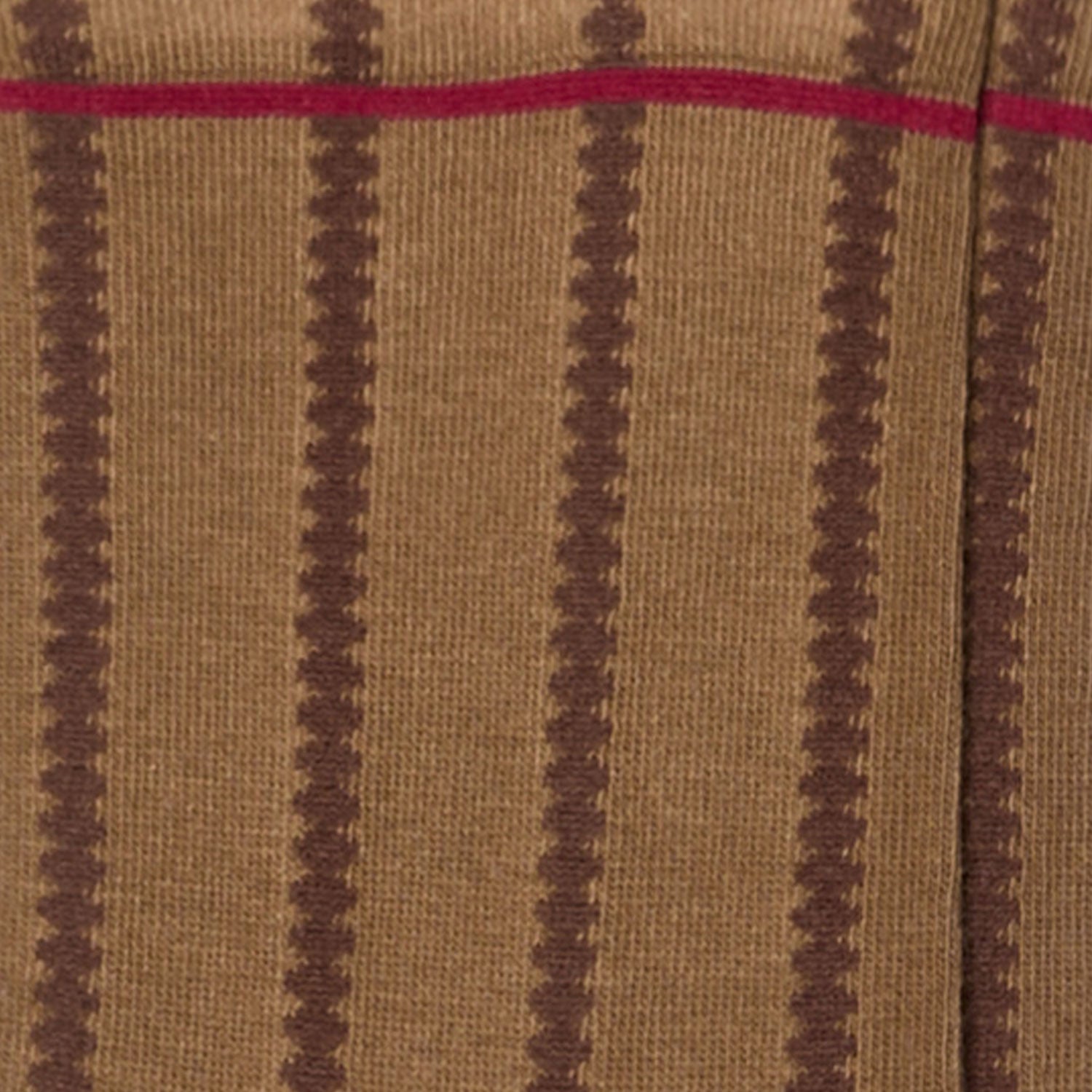 Dettaglio dei calzini a righe smerlate verticali senape da donna di Arturo Stories.