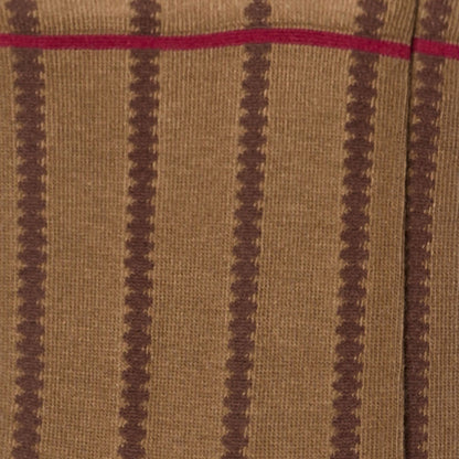 Dettaglio dei calzini a righe smerlate verticali senape da donna di Arturo Stories.