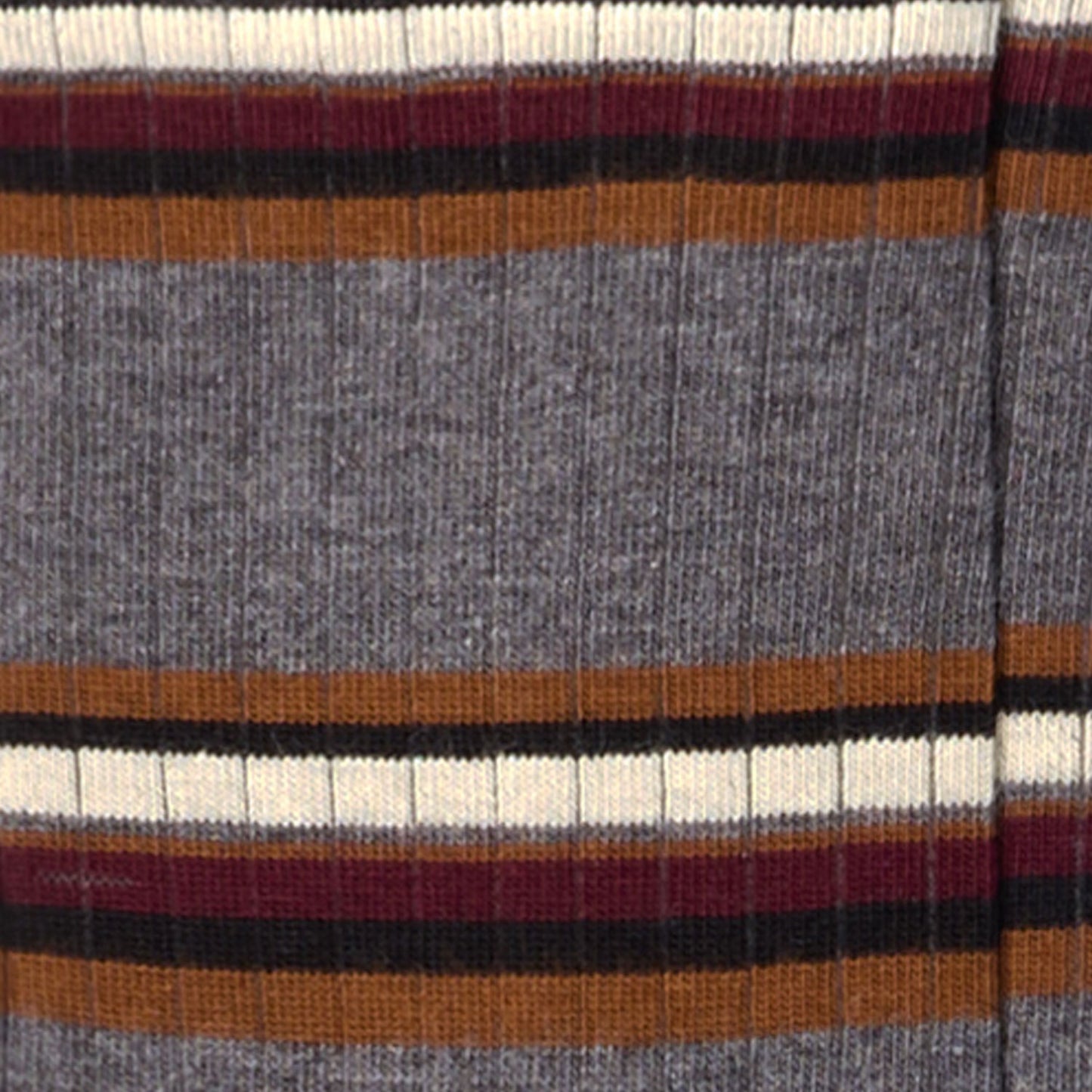 Dettaglio dei calzini a righe orizzontali grigi "Rigoroso" da donna di Arturo Stories.