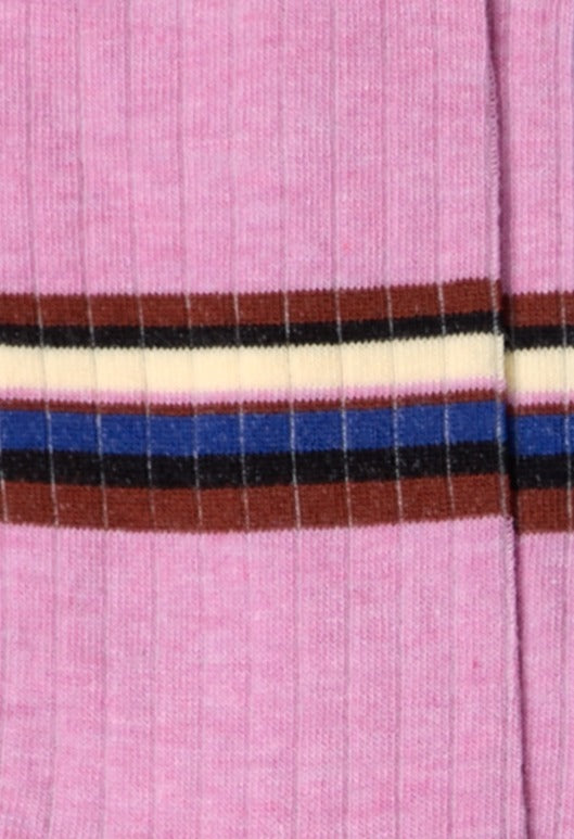 Dettaglio dei calzini a righe orizzontali rosa "Rigoroso" da donna di Arturo Stories. Con righe multicolor su fondo rosa, punta e tallone rosa, profilo marrone.