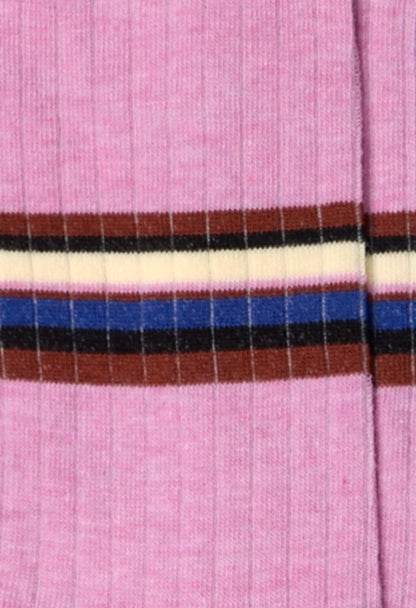Dettaglio dei calzini a righe orizzontali rosa "Rigoroso" da donna di Arturo Stories. Con righe multicolor su fondo rosa, punta e tallone rosa, profilo marrone.
