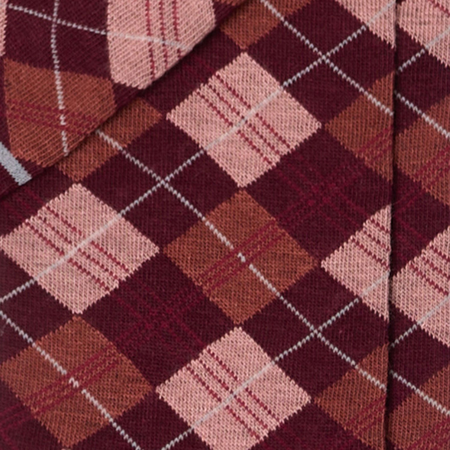 Dettaglio dei calzini scozzesi "Argyle" bordeaux lunghi da donna di Arturo Stories. Con rombi marroni e rosa, profilo celeste.