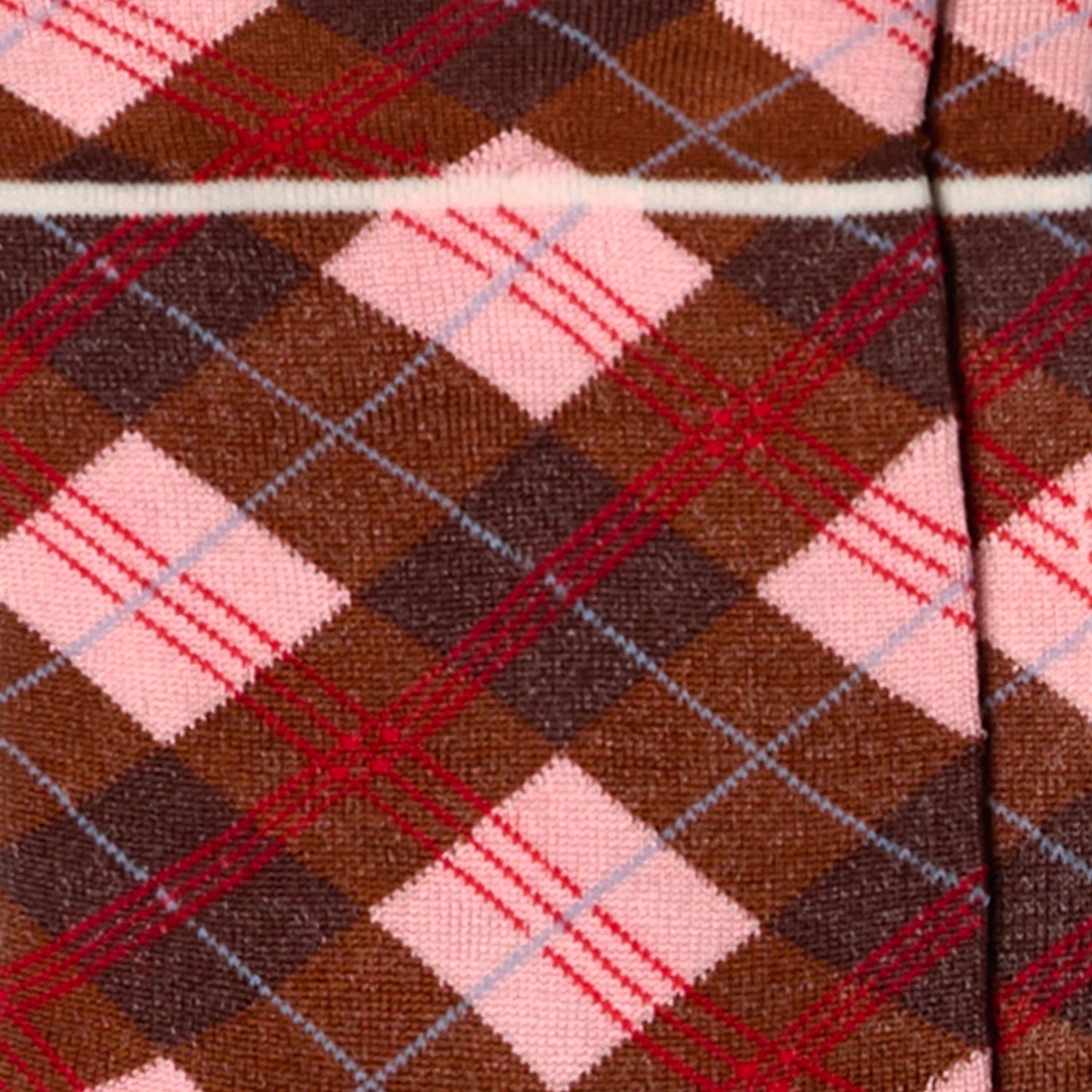 Dettaglio dei calzini scozzesi color cacao da donna di Arturo Stories. Con rombi marroni e rosa, punta e tallone azzurri, profilo bianco.