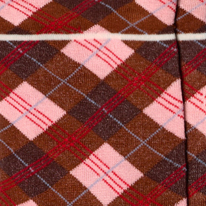 Dettaglio dei calzini scozzesi color cacao da donna di Arturo Stories. Con rombi marroni e rosa, punta e tallone azzurri, profilo bianco.