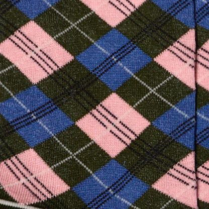 Dettaglio dei calzini scozzesi verde oliva da donna di Arturo Stories. In filo di scozia, con fantasia a rombi rosa e blu.