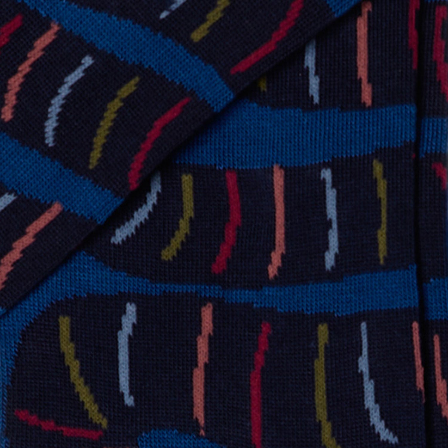 Dettaglio dei calzini con fantasia a serpentina lunghi da uomo. Fondo blu, con punta e tallone bordeaux.