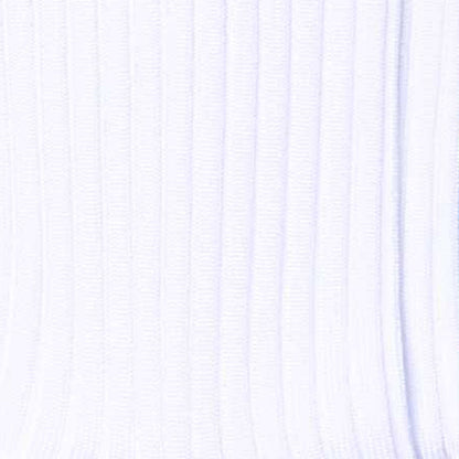 Dettaglio dei calzini bianchi da donna a costine in viscosa effetto seta di Arturo Stories.