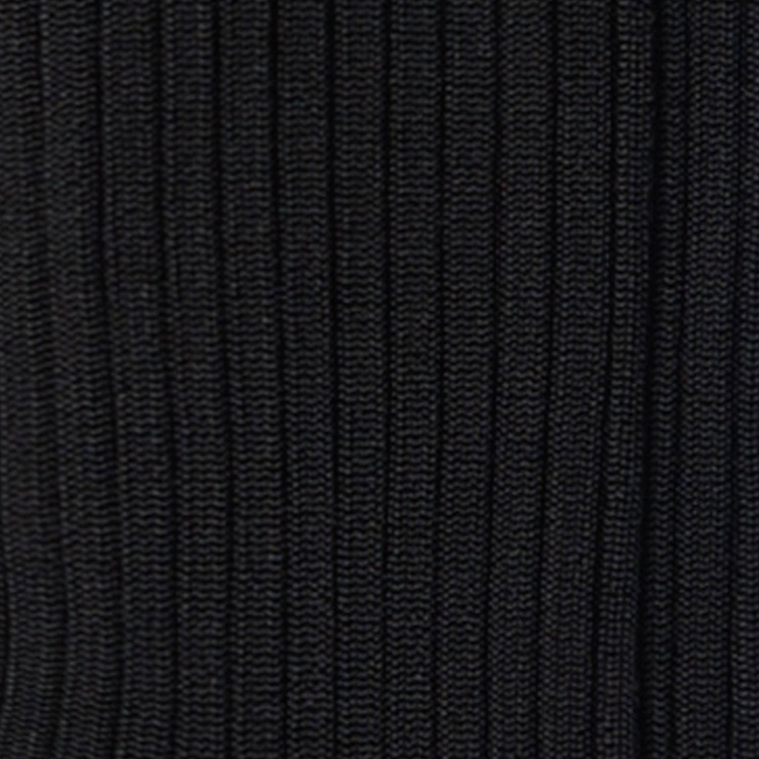 Dettaglio dei calzini neri da donna a costine in viscosa setosa di Arturo Stories.