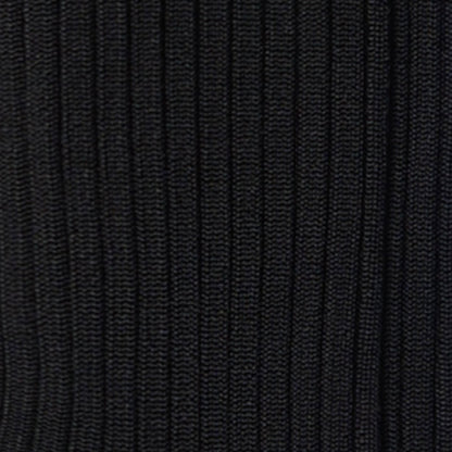 Dettaglio dei calzini neri da donna a costine in viscosa setosa di Arturo Stories.