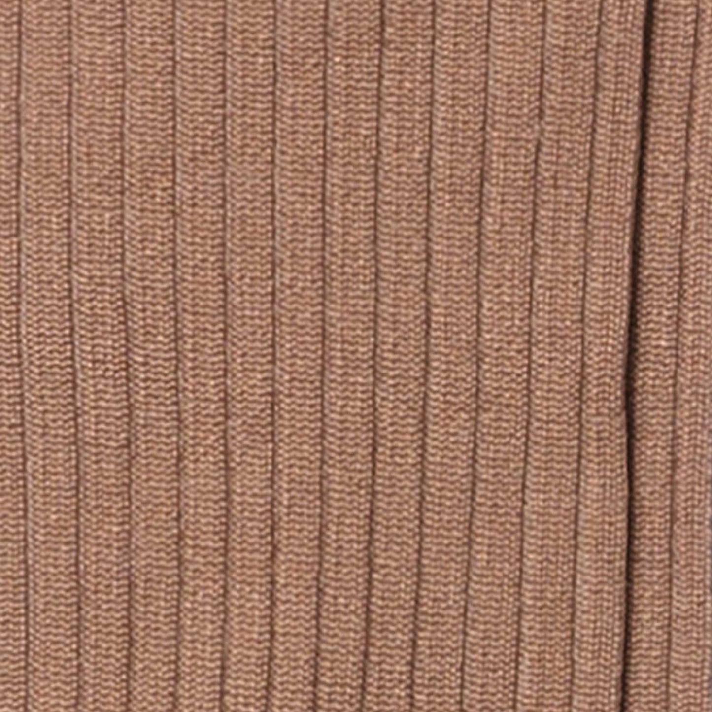 Dettaglio dei calzini a costine da donna color nocciola di Arturo Stories.