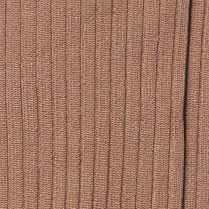 Dettaglio dei calzini a costine da donna color nocciola di Arturo Stories.