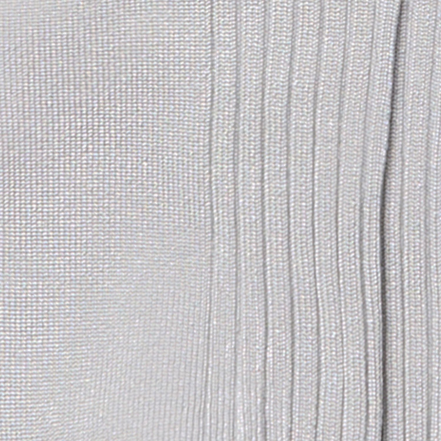 Dettaglio dei calzini a costine da donna grigio perla di Arturo Stories.