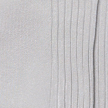 Dettaglio dei calzini a costine da donna grigio perla di Arturo Stories.