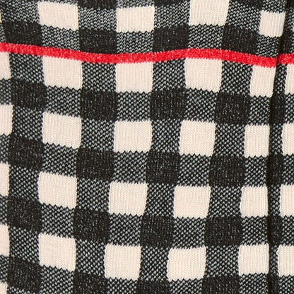 Dettaglio dei calzini a quadretti Vichy da donna di Arturo Stories bianco e nero.