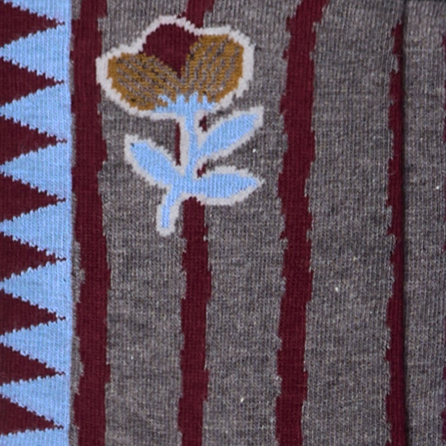 Dettaglio dei calzini fantasia a fiori e righe a zigzag Antracite da donna di Arturo Stories.