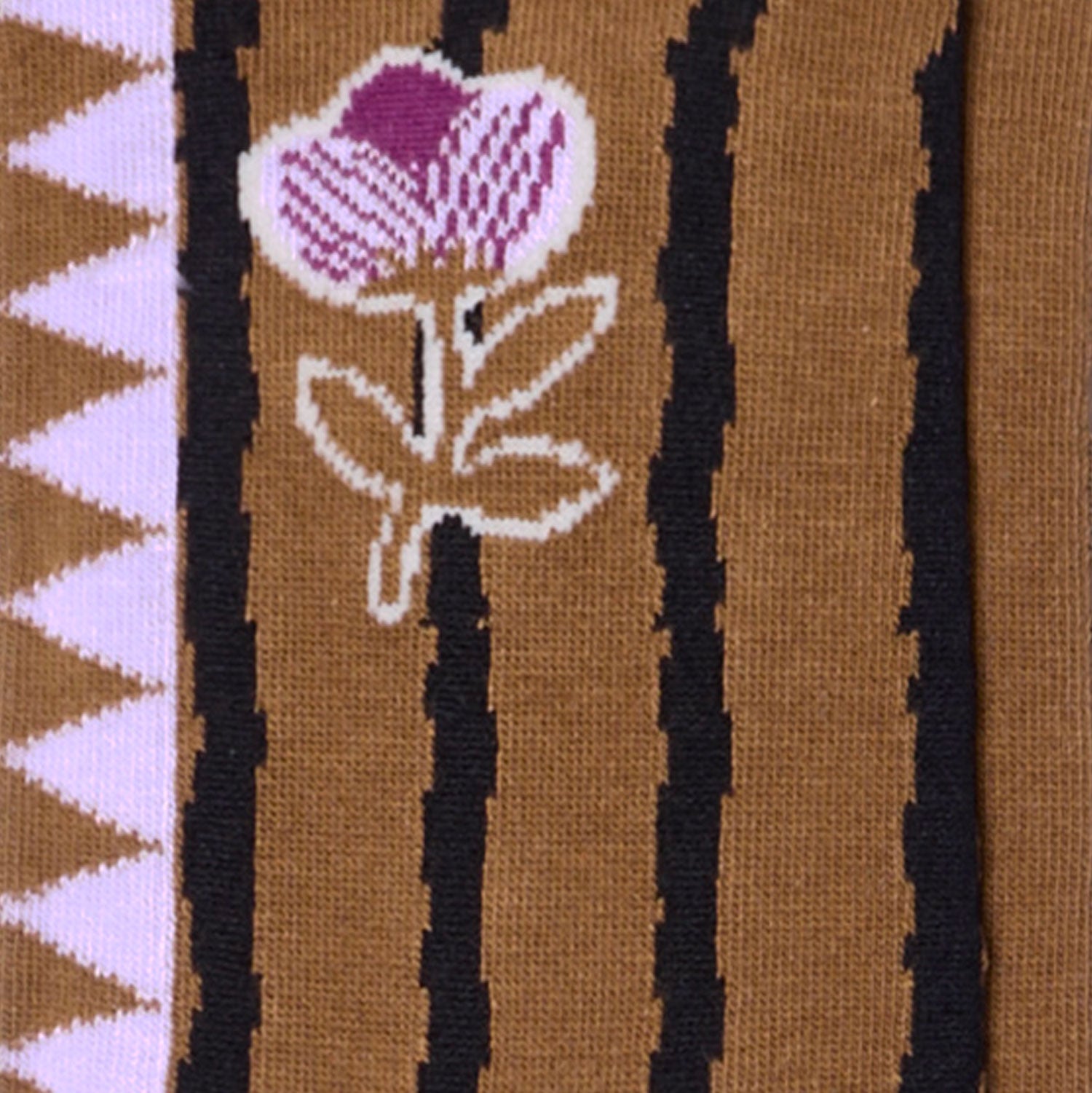 Dettaglio dei fiori e delle righe dei calzini a zigzag color senape da donna di Arturo Stories.