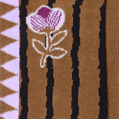 Dettaglio dei fiori e delle righe dei calzini a zigzag color senape da donna di Arturo Stories.